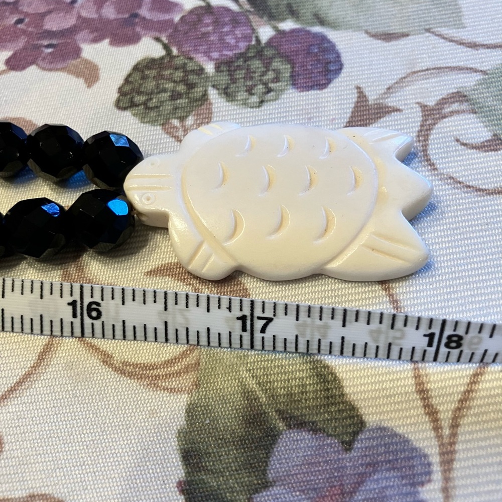 CARVED BONE TURTLE ON GLASS AND WOODEN BEAD NECKLACE - Picture 9 of 10
